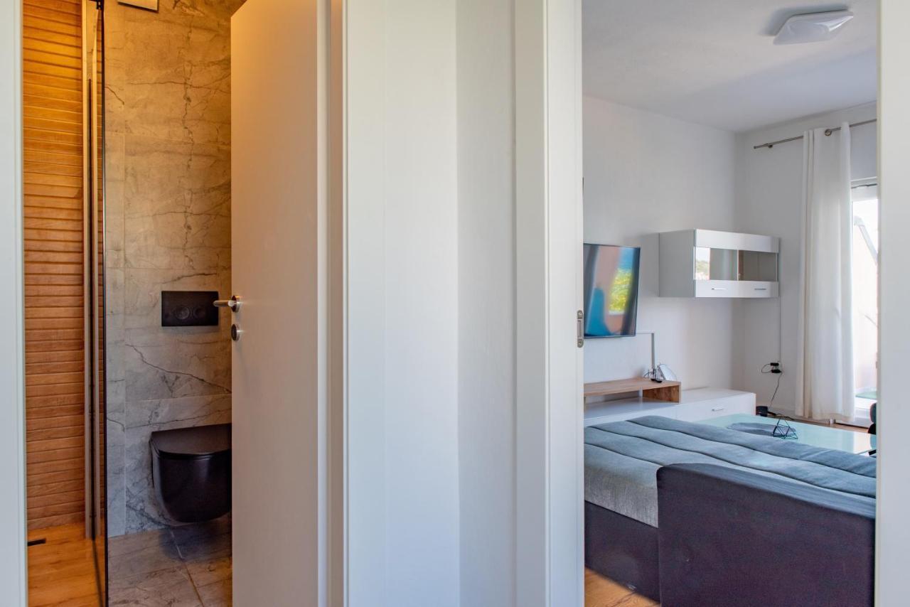 Beach Holiday Home With Private Jacuzzi & Parking Trogir Kültér fotó