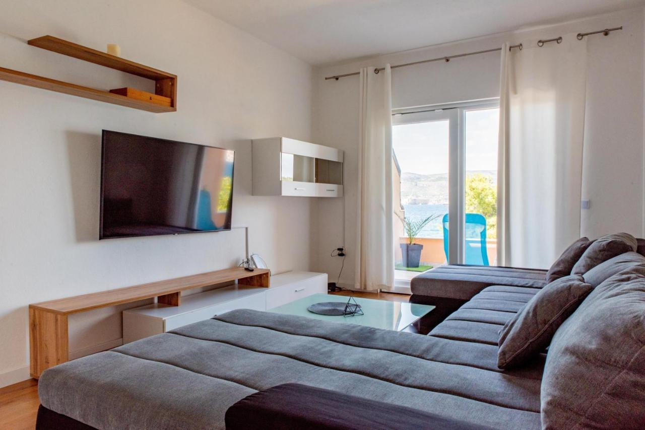 Beach Holiday Home With Private Jacuzzi & Parking Trogir Kültér fotó
