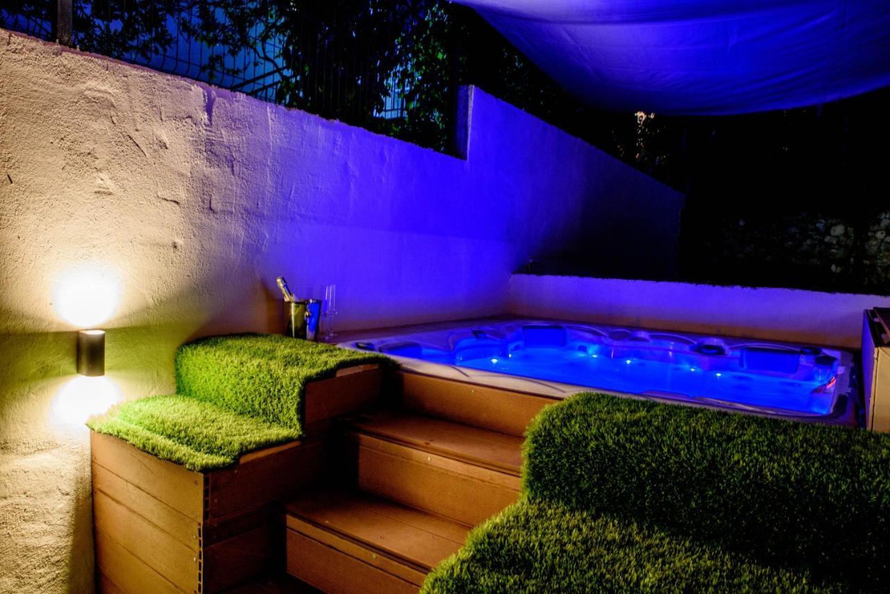 Beach Holiday Home With Private Jacuzzi & Parking Trogir Kültér fotó