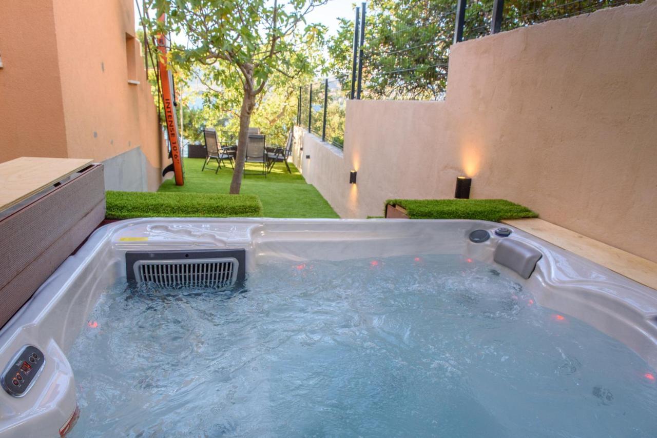 Beach Holiday Home With Private Jacuzzi & Parking Trogir Kültér fotó
