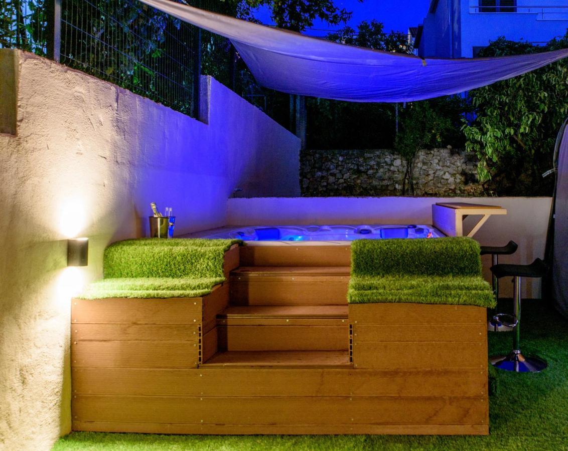 Beach Holiday Home With Private Jacuzzi & Parking Trogir Kültér fotó