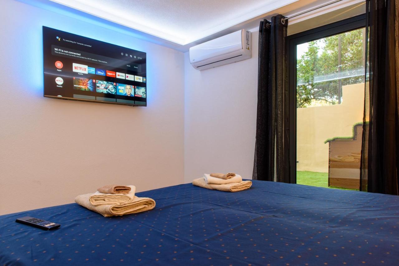 Beach Holiday Home With Private Jacuzzi & Parking Trogir Kültér fotó