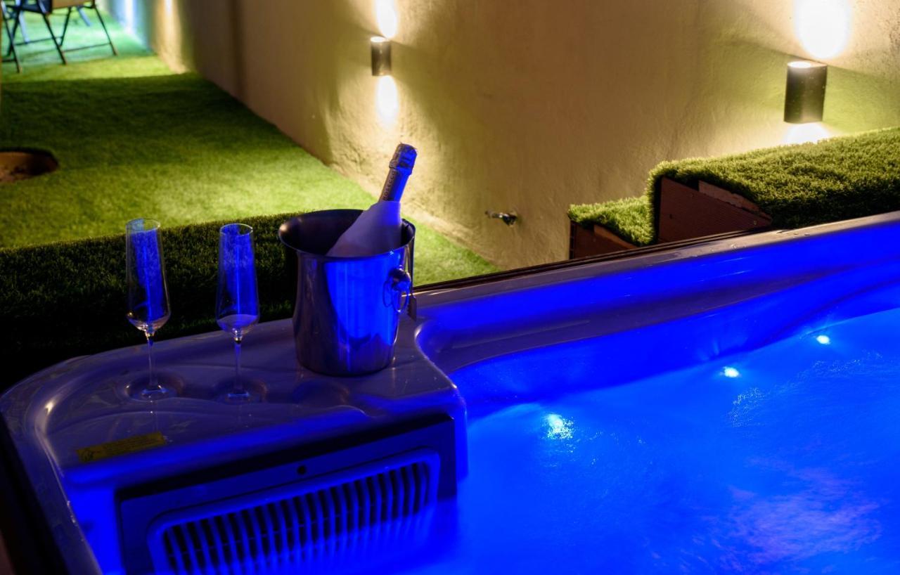 Beach Holiday Home With Private Jacuzzi & Parking Trogir Kültér fotó