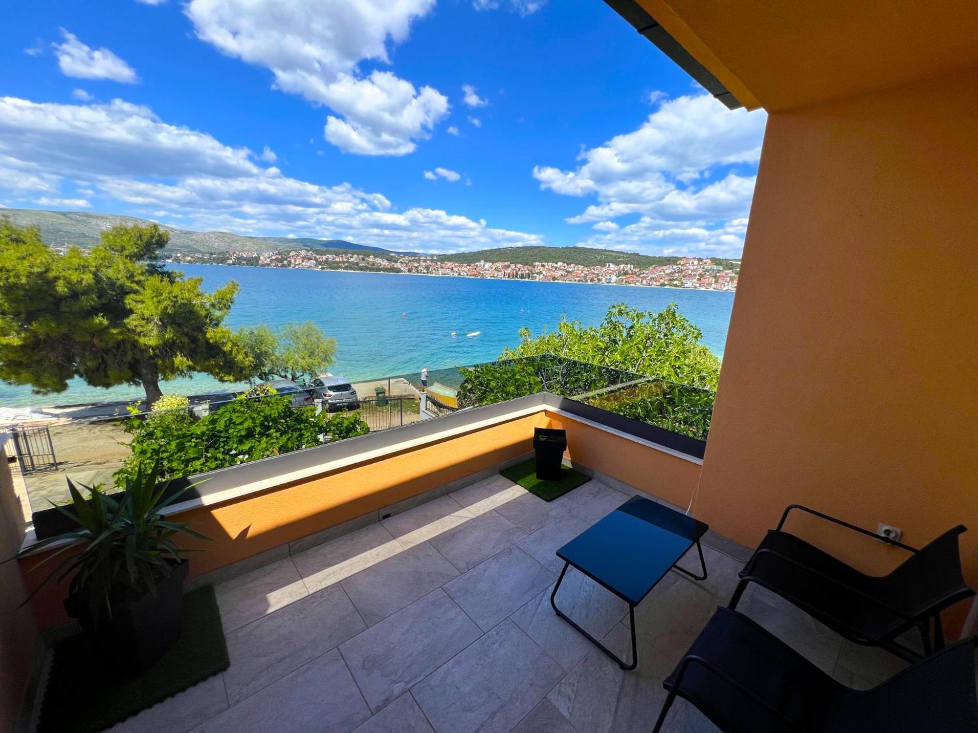 Beach Holiday Home With Private Jacuzzi & Parking Trogir Kültér fotó