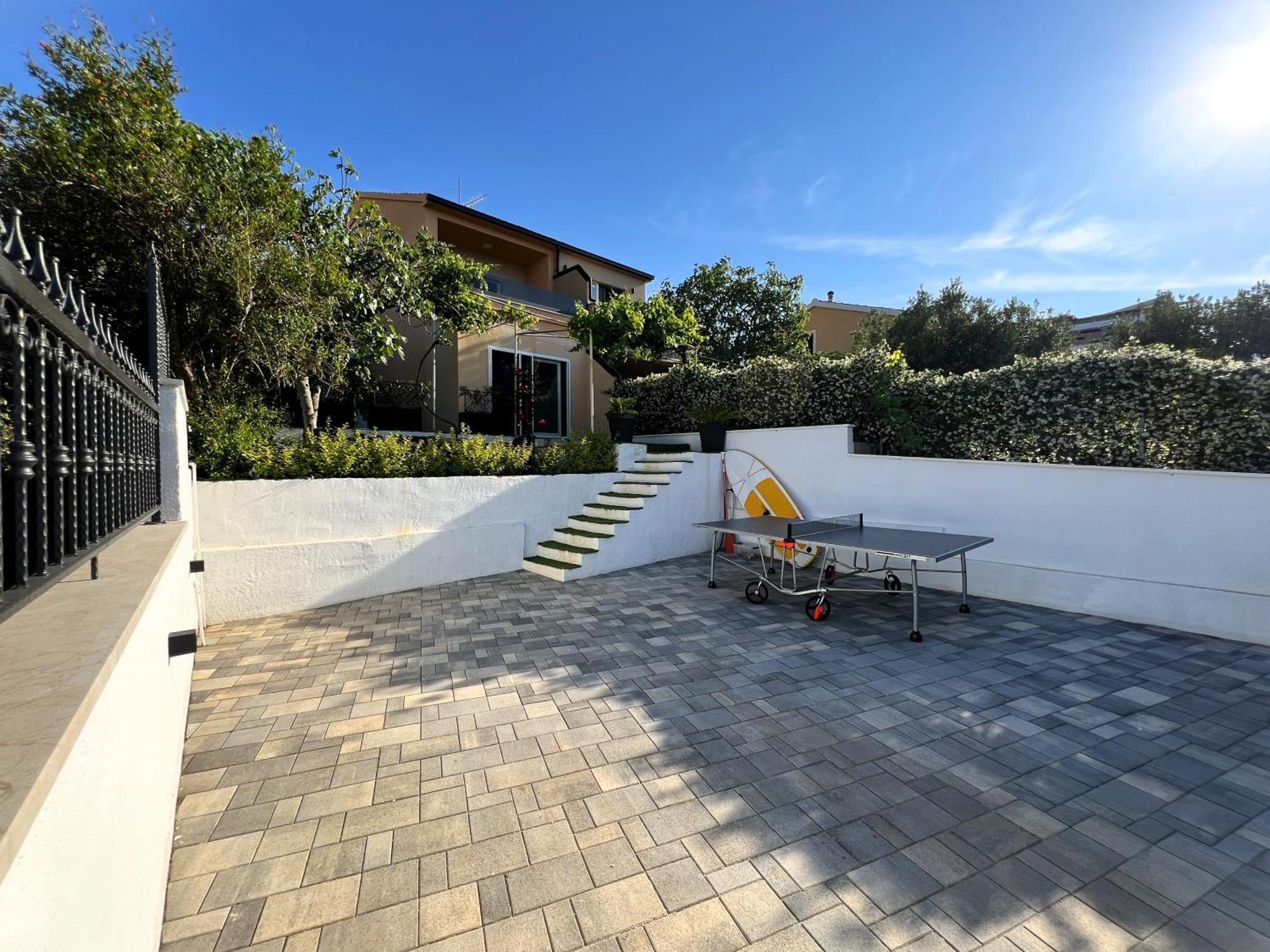 Beach Holiday Home With Private Jacuzzi & Parking Trogir Kültér fotó