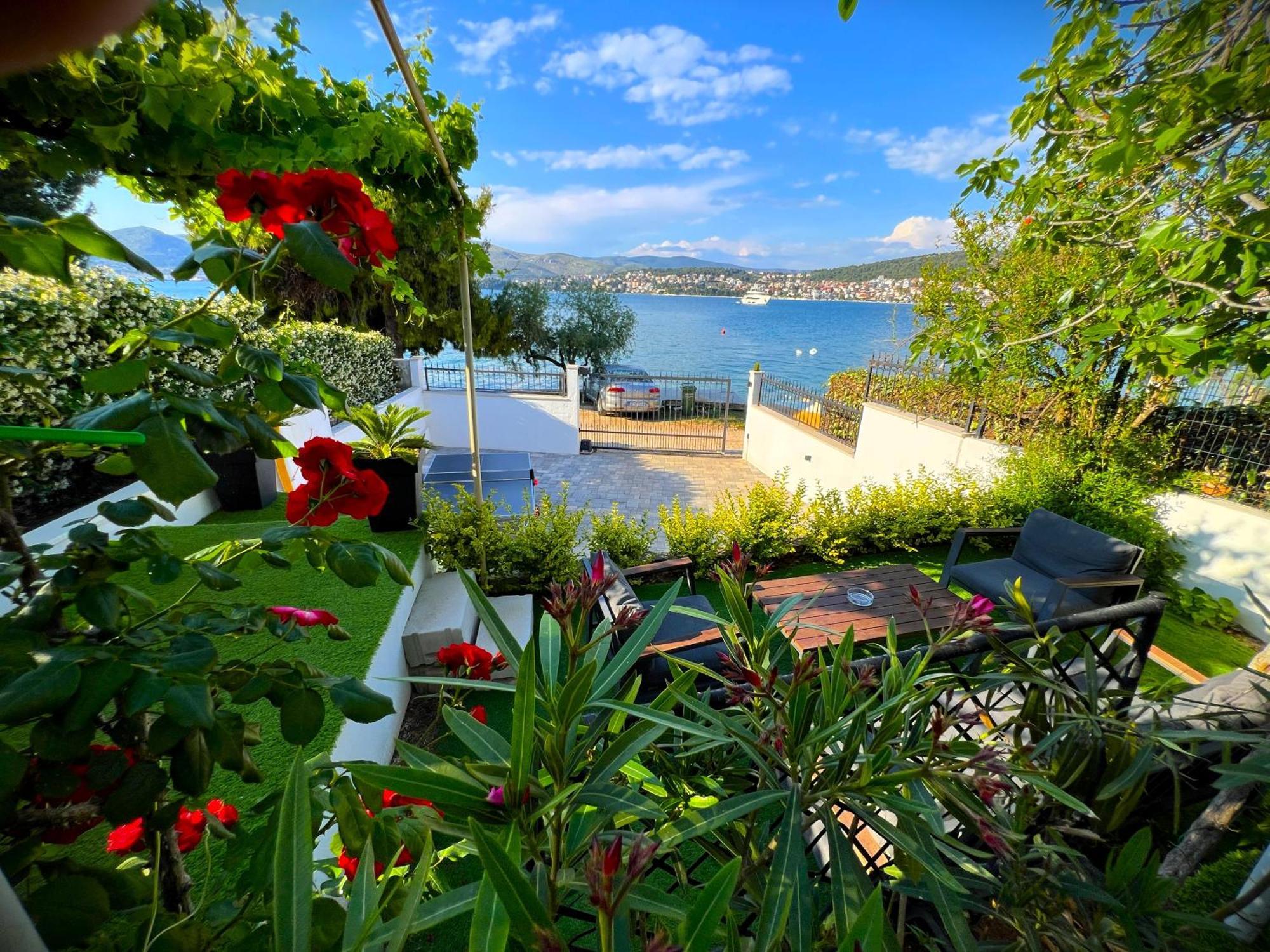 Beach Holiday Home With Private Jacuzzi & Parking Trogir Kültér fotó