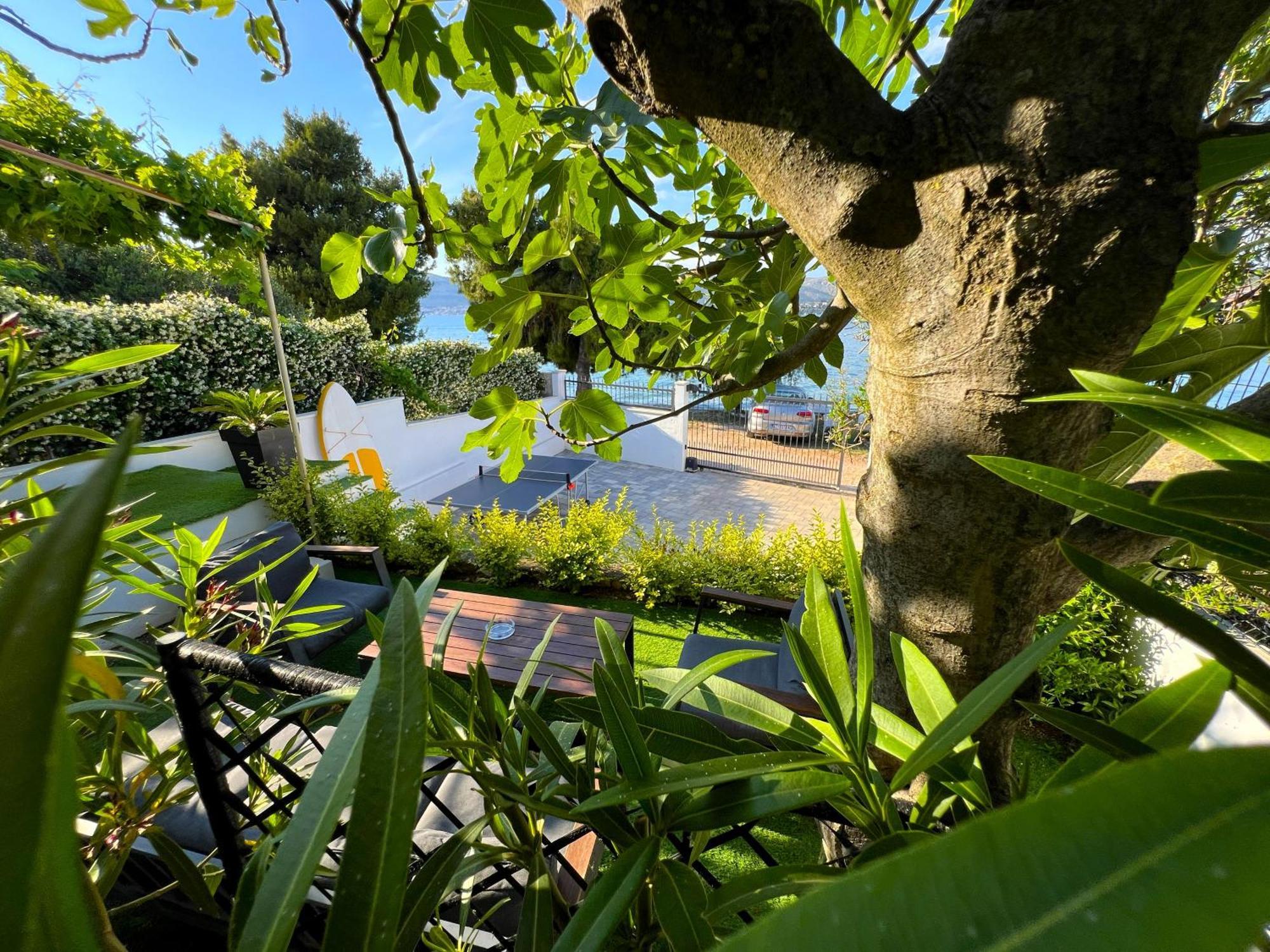 Beach Holiday Home With Private Jacuzzi & Parking Trogir Kültér fotó